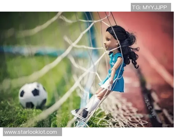 女球迷热衷观看足球明星精彩视频分享激情与梦想的瞬间