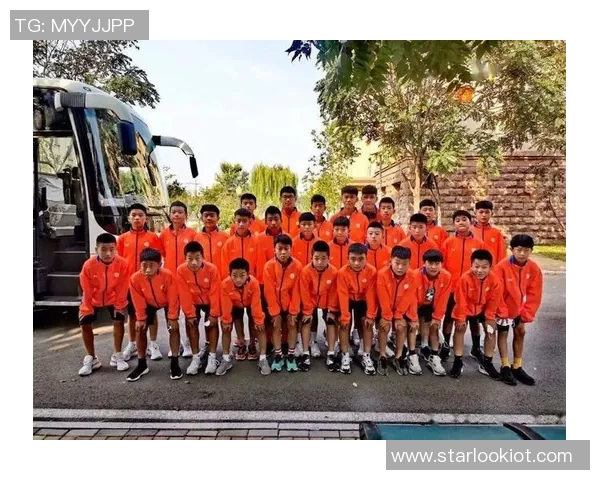 打小孩的足球明星背后的故事与成长之路探讨